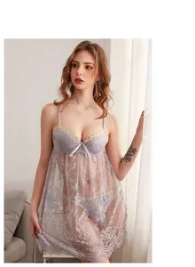 Détail de la nuisette grise en dentelle transparente avec motifs floraux et nœud au décolleté