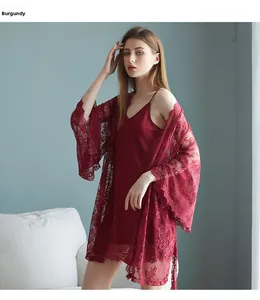 Détail de la nuisette rouge vin en soie glacée avec son peignoir en dentelle florale