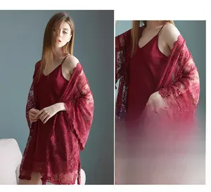 Détails de dentelle et tissu satiné bordeaux de cet ensemble nuisette deux pièces
