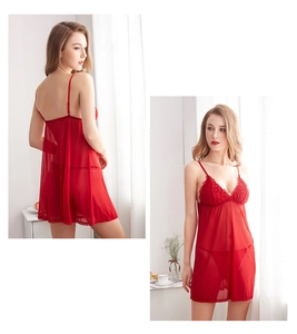 Vista dettagliata di una camicia da notte rossa in pizzo e mesh con spalline sottili