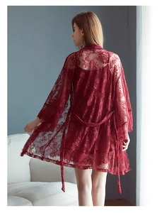 Détails de dentelle florale et texture transparente sur un peignoir en satin bordeaux