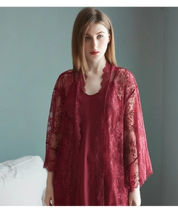 Détail de l'ensemble de nuit en dentelle rouge vin avec motifs floraux et texture soyeuse
