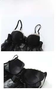 Détails de lingerie en dentelle noire avec bordure crème et bonnets à armatures