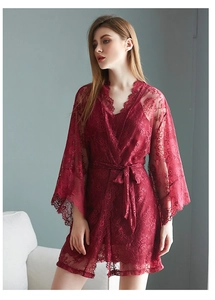 Détail du pyjama en dentelle rouge foncé avec des finitions raffinées en dentelle de cils