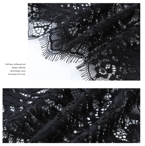 Vue macro détaillée de dentelle noire douce avec un design ajouré et une bordure ondulée