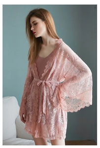 Détail d'un peignoir en dentelle florale rose et d'un ensemble de nuit en soie