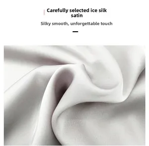 Détail du tissu en satin de soie glacée gris montrant la texture soyeuse et l'éclat poli