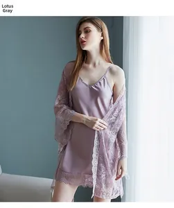 Détails de l'ensemble nuisette gris lotus en soie glacée avec dentelle aux manches