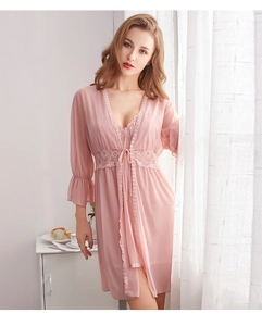 Dettaglio del pigiama in pizzo rosa chiaro con chiffon trasparente e polsini con volant