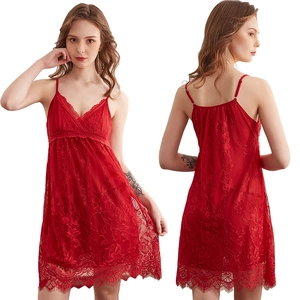 Nuisette en dentelle rouge avec motifs floraux et fines bretelles pour femmes