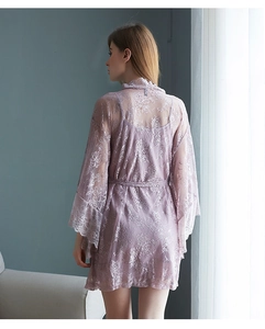 Vue détaillée du dos d'une chemise de nuit en dentelle lilas clair et peignoir en soie