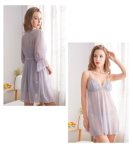 Dettaglio di camicia da notte in mesh lavanda con ricami in pizzo e vestaglia coordinata