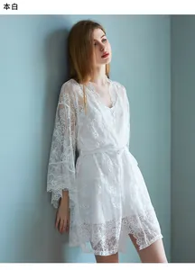 Détail du peignoir en dentelle blanc cassé avec motifs floraux délicats