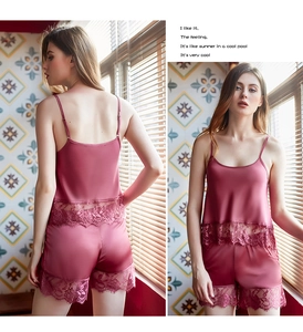 Détail d'un ensemble caraco en satin rose foncé avec bordure en dentelle fine