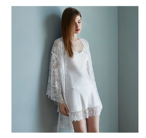 Détails de l'ensemble nuisette en soie blanche avec dentelle délicate et maille florale