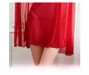 Dettaglio del set lingerie in rete trasparente rossa con vestaglia e perizoma coordinati