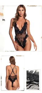 Détails d'un body sexy en dentelle noire avec appliques florales et maille transparente
