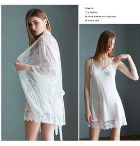 Vue détaillée de l'ensemble de nuit en soie blanche avec peignoir en dentelle et robe