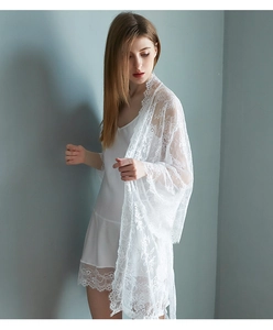 Ensemble de nuit en soie blanche avec peignoir en dentelle florale et bords de cils