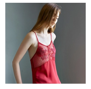 Dettaglio della camicia da notte in raso rosso con ricami floreali e inserti in rete