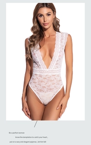 Détail de la dentelle florale blanche et du décolleté en V profond du body sexy