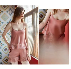 Détail de l'ensemble de pyjama en soie glacée rose avec bordure en dentelle de cils fins