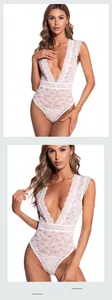 Détail de ce body en dentelle blanche avec décolleté en V profond et motifs floraux fins