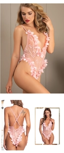 Teddy en dentelle rose avec fleurs brodées, décolleté en V profond et bretelles croisées