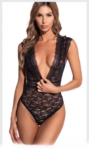Détail d'un body en dentelle florale noire avec décolleté en V profond pour femme