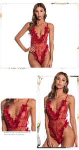 Vues détaillées de la broderie florale en dentelle rouge sur le body en mesh