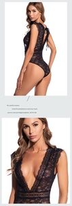 Détail d'un body sexy en dentelle noire avec col en V profond et dos nu élégant
