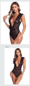 Détail de la dentelle délicate et de l'encolure profonde en V sur ce body noir sexy