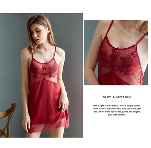 Dettaglio di camicia da notte in raso rosso con ricami floreali e inserti in pizzo