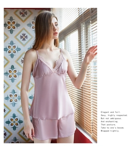 Détails de la dentelle sur l'ensemble pyjama en satin rose poudré avec caraco et short