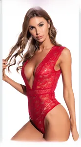 Détail du body en dentelle rouge avec col en V profond et coupe haute ajustée