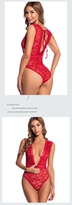 Détail d'un body en dentelle rouge avec décolleté en V profond et rubans de dos réglables