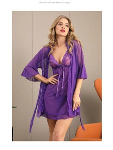 Detail eines lila Spitzen-Dessous-Sets mit tiefem V-Ausschnitt und transparentem Morgenmantel
