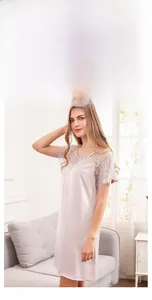 Gros plan détaillé sur la bordure en dentelle de cils d'une chemise de nuit en satin