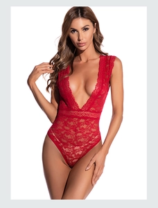 Vue détaillée du body en dentelle rouge avec décolleté en V profond et motifs floraux