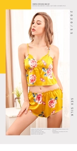 Vue détaillée du pyjama en soie jaune à fleurs avec haut en V et short à volants