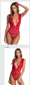 Détail du body en dentelle rouge montrant un décolleté en V plongeant et motifs ajourés