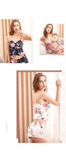 Détail d'ensemble de lingerie en satin fleuri avec imprimé papillon et bordures volantées