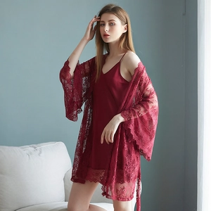 Ensemble de nuit en satin bordeaux avec robe nuisette en soie et peignoir en dentelle