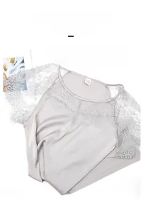 Détail de nuisette en satin de soie avec dentelle délicate et texture élégante gris clair