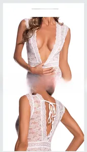 Détail d'un body en dentelle blanche avec décolleté en V profond et bretelles croisées au dos