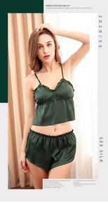 Détail d'un ensemble de pyjama en soie vert émeraude avec bordure à volants fins