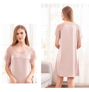 Détails de broderie en dentelle et texture satinée sur la manche de cette chemise de nuit