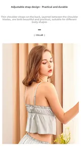 Détail des bretelles réglables et ourlet à volants sur le haut de pyjama en satin de soie