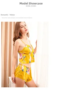 Détail d'un ensemble pyjama en soie jaune à fleurs avec débardeur et short court