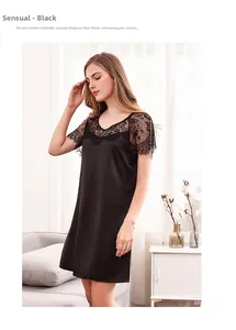 Détail d'une nuisette en satin noir avec bordure en dentelle délicate au col et poignets